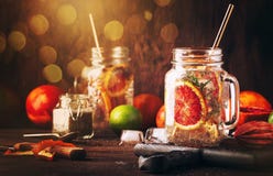 Το θερινό κρύο detox πίνει με τους κόκκινους σπόρους πορτοκαλιών, χυμού εσπεριδοειδούς και chia Υγιές ποτό ικανότητας Συστατικά γ στοκ φωτογραφία με δικαίωμα ελεύθερης χρήσης Το θερινό κρύο detox πίνει με τους κόκκινους σπόρους πορτοκαλιών, χυμού εσπεριδοειδούς και chia Υγιές ποτό ικανότητας Συστατικά γ στοκ φωτογραφία με δικαίωμα ελεύθερης χρήσης