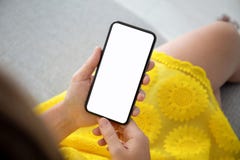 Το θηλυκό παραδίδει το κίτρινο τηλέφωνο εκμετάλλευσης φορεμάτων με την οθόνη στοκ φωτογραφία Το θηλυκό παραδίδει το κίτρινο τηλέφωνο εκμετάλλευσης φορεμάτων με την οθόνη στοκ φωτογραφία