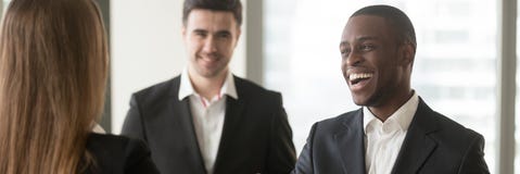 Το οριζόντιο διαφορετικό πολυφυλετικό businesspeople εικόνας που εξοικειώνεται συναντιέται στο γραφείο στοκ εικόνες Το οριζόντιο διαφορετικό πολυφυλετικό businesspeople εικόνας που εξοικειώνεται συναντιέται στο γραφείο στοκ εικόνες