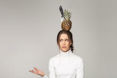 Το έκπληκτο νέο κορίτσι με το pineappple και το μαχαίρι σε την είχαν στοκ εικόνες Το έκπληκτο νέο κορίτσι με το pineappple και το μαχαίρι σε την είχαν στοκ εικόνες