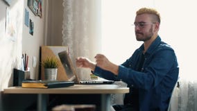 Το όμορφο νέο άτομο hipster στα γυαλιά έλαβε τις καλές ειδήσεις Σπίτι freelancer συγκινημένο και ευτυχές Ατόμων, απόθεμα βίντεο Το όμορφο νέο άτομο hipster στα γυαλιά έλαβε τις καλές ειδήσεις Σπίτι freelancer συγκινημένο και ευτυχές Ατόμων, απόθεμα βίντεο