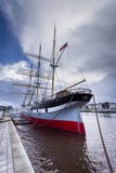 Το ψηλό σκάφος Glenlee πίσω από το μουσείο όχθεων ποταμού στη Γλασκώβη στοκ φωτογραφία με δικαίωμα ελεύθερης χρήσης Το ψηλό σκάφος Glenlee πίσω από το μουσείο όχθεων ποταμού στη Γλασκώβη στοκ φωτογραφία με δικαίωμα ελεύθερης χρήσης