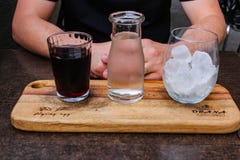 Το χέρι με το κρύο παρασκευάζει στοκ φωτογραφίες με δικαίωμα ελεύθερης χρήσης Το χέρι με το κρύο παρασκευάζει στοκ φωτογραφίες με δικαίωμα ελεύθερης χρήσης