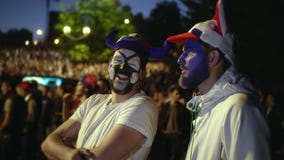 Το χρώμα ανεμιστήρων φίλων στο πρόσωπο είναι ποδόσφαιρο ρολογιών ενάντια στη νύχτα ανεμιστήρων πλήθους σκηνικού φιλμ μικρού μήκους Το χρώμα ανεμιστήρων φίλων στο πρόσωπο είναι ποδόσφαιρο ρολογιών ενάντια στη νύχτα ανεμιστήρων πλήθους σκηνικού φιλμ μικρού μήκους