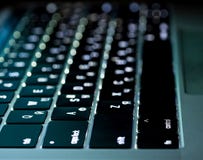 Το πληκτρολόγιο lap-top με, πλάγια όψη, κλείνει επάνω στοκ εικόνα Το πληκτρολόγιο lap-top με, πλάγια όψη, κλείνει επάνω στοκ εικόνα
