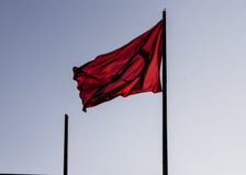 Τουρκική σημαία που ρέει στον αέρα και που πλένει με τον ήλιο βραδιού σε έναν πόλο στοκ φωτογραφίες με δικαίωμα ελεύθερης χρήσης Τουρκική σημαία που ρέει στον αέρα και που πλένει με τον ήλιο βραδιού σε έναν πόλο στοκ φωτογραφίες με δικαίωμα ελεύθερης χρήσης