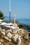 Τοπ άποψη των ανθρώπων σε ένα εστιατόριο σε μια κορυφή βουνών με την αδριατική θάλασσα στο υπόβαθρο στοκ φωτογραφία με δικαίωμα ελεύθερης χρήσης Τοπ άποψη των ανθρώπων σε ένα εστιατόριο σε μια κορυφή βουνών με την αδριατική θάλασσα στο υπόβαθρο στοκ φωτογραφία με δικαίωμα ελεύθερης χρήσης