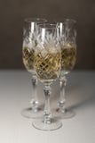 Τρία γυαλιά κρυστάλλου με το υπόβαθρο CHAMPAGNE 2019 στοκ φωτογραφίες Τρία γυαλιά κρυστάλλου με το υπόβαθρο CHAMPAGNE 2019 στοκ φωτογραφίες