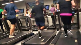 Τρέξιμο treadmill σε σε αργή κίνηση φιλμ μικρού μήκους Τρέξιμο treadmill σε σε αργή κίνηση φιλμ μικρού μήκους
