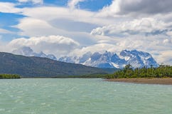 Τυρκουάζ ποταμός Serrano Torres del Paine, Παταγωνία, Χιλή στοκ φωτογραφία με δικαίωμα ελεύθερης χρήσης Τυρκουάζ ποταμός Serrano Torres del Paine, Παταγωνία, Χιλή στοκ φωτογραφία με δικαίωμα ελεύθερης χρήσης