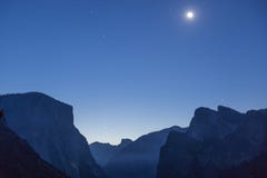 Φεγγάρι πέρα από την κοιλάδα Yosemite όπως βλέπει από την άποψη σηράγγων στοκ εικόνες Φεγγάρι πέρα από την κοιλάδα Yosemite όπως βλέπει από την άποψη σηράγγων στοκ εικόνες