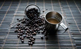 Φλυτζάνι Coffe με τα φασόλια καφέ στοκ φωτογραφίες με δικαίωμα ελεύθερης χρήσης Φλυτζάνι Coffe με τα φασόλια καφέ στοκ φωτογραφίες με δικαίωμα ελεύθερης χρήσης