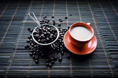 Φλυτζάνι Coffe με τα φασόλια καφέ στοκ φωτογραφία με δικαίωμα ελεύθερης χρήσης Φλυτζάνι Coffe με τα φασόλια καφέ στοκ φωτογραφία με δικαίωμα ελεύθερης χρήσης