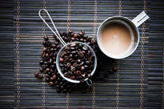 Φλυτζάνι ανοξείδωτου του coffe με τα φασόλια καφέ στοκ εικόνα Φλυτζάνι ανοξείδωτου του coffe με τα φασόλια καφέ στοκ εικόνα
