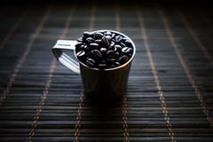 Φλυτζάνι ανοξείδωτου του coffe με τα φασόλια καφέ στοκ εικόνες Φλυτζάνι ανοξείδωτου του coffe με τα φασόλια καφέ στοκ εικόνες