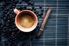 Φλυτζάνι του coffe με τα φασόλια καφέ και το πούρο στοκ εικόνες με δικαίωμα ελεύθερης χρήσης Φλυτζάνι του coffe με τα φασόλια καφέ και το πούρο στοκ εικόνες με δικαίωμα ελεύθερης χρήσης