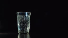 Φυσαλίδες από το λαμπιρίζοντας νερό απόθεμα βίντεο Φυσαλίδες από το λαμπιρίζοντας νερό απόθεμα βίντεο