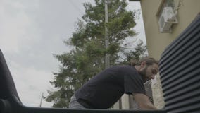 Χαλαρωμένο ευτυχές άτομο εφήβων στις αποσκευές εκφόρτωσης διακοπών από το αυτοκίνητο hatchback που φθάνει στον προορισμό - φιλμ μικρού μήκους Χαλαρωμένο ευτυχές άτομο εφήβων στις αποσκευές εκφόρτωσης διακοπών από το αυτοκίνητο hatchback που φθάνει στον προορισμό - φιλμ μικρού μήκους