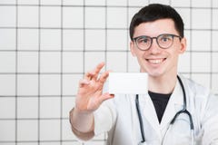 Χαμογελώντας φαρμακοποιός που κρατά ένα κιβώτιο των χαπιών στο φαρμακείο στοκ φωτογραφία με δικαίωμα ελεύθερης χρήσης Χαμογελώντας φαρμακοποιός που κρατά ένα κιβώτιο των χαπιών στο φαρμακείο στοκ φωτογραφία με δικαίωμα ελεύθερης χρήσης