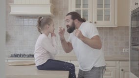 Χαριτωμένη συνεδρίαση κορών στον πίνακα που αφουγκράζεται τη συναισθηματική ιστορία πατέρων της και που έχει τη διασκέδαση toreth απόθεμα βίντεο Χαριτωμένη συνεδρίαση κορών στον πίνακα που αφουγκράζεται τη συναισθηματική ιστορία πατέρων της και που έχει τη διασκέδαση toreth απόθεμα βίντεο