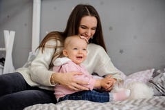 Χαριτωμένο μικρό κορίτσι και το mom της που παίζουν με το άσπρο κουνέλι στοκ φωτογραφία με δικαίωμα ελεύθερης χρήσης Χαριτωμένο μικρό κορίτσι και το mom της που παίζουν με το άσπρο κουνέλι στοκ φωτογραφία με δικαίωμα ελεύθερης χρήσης