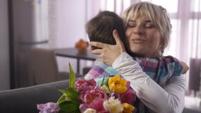 Χαρούμενο mom κινηματογραφήσεων σε πρώτο πλάνο που αγκαλιάζει στενά τον αγαπημένο γιο απόθεμα βίντεο Χαρούμενο mom κινηματογραφήσεων σε πρώτο πλάνο που αγκαλιάζει στενά τον αγαπημένο γιο απόθεμα βίντεο