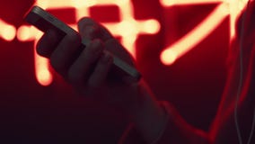 Χέρια της γυναίκας κινηματογραφήσεων σε πρώτο πλάνο που χρησιμοποιούν την κινητή τηλεφωνική οθόνη επαφής Χρωματισμένο φως νέου απόθεμα βίντεο Χέρια της γυναίκας κινηματογραφήσεων σε πρώτο πλάνο που χρησιμοποιούν την κινητή τηλεφωνική οθόνη επαφής Χρωματισμένο φως νέου απόθεμα βίντεο