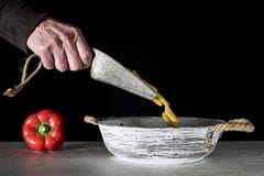 Χύνοντας ζυμαρικά χεριών, penne, στο άσπρο εκλεκτής ποιότητας κύπελλο στοκ εικόνα με δικαίωμα ελεύθερης χρήσης Χύνοντας ζυμαρικά χεριών, penne, στο άσπρο εκλεκτής ποιότητας κύπελλο στοκ εικόνα με δικαίωμα ελεύθερης χρήσης