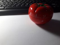 Χρονόμετρο Pomodoro - μηχανικό διαμορφωμένο ντομάτα χρονόμετρο κουζινών για το μαγείρεμα ή τη μελέτη στοκ φωτογραφία με δικαίωμα ελεύθερης χρήσης Χρονόμετρο Pomodoro - μηχανικό διαμορφωμένο ντομάτα χρονόμετρο κουζινών για το μαγείρεμα ή τη μελέτη στοκ φωτογραφία με δικαίωμα ελεύθερης χρήσης