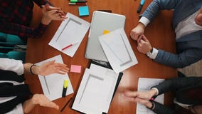 χρυσή ιδιοκτησία βασικών πλήκτρων επιχειρησιακής έννοιας που φθάνει στον ουρανό Μια νέα εργαζόμενη ομάδα που χτυπά τα χέρια τους φιλμ μικρού μήκους χρυσή ιδιοκτησία βασικών πλήκτρων επιχειρησιακής έννοιας που φθάνει στον ουρανό Μια νέα εργαζόμενη ομάδα που χτυπά τα χέρια τους φιλμ μικρού μήκους