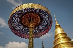 Χρυσό Chedi και εθιμοτυπική ομπρέλα, Lamphun, Ταϊλάνδη στοκ φωτογραφία με δικαίωμα ελεύθερης χρήσης Χρυσό Chedi και εθιμοτυπική ομπρέλα, Lamphun, Ταϊλάνδη στοκ φωτογραφία με δικαίωμα ελεύθερης χρήσης