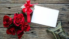 Υπόβαθρο ημέρας βαλεντίνου με τα κόκκινα τριαντάφυλλα στοκ εικόνες με δικαίωμα ελεύθερης χρήσης Υπόβαθρο ημέρας βαλεντίνου με τα κόκκινα τριαντάφυλλα στοκ εικόνες με δικαίωμα ελεύθερης χρήσης