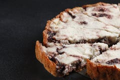 Πίτα με στενό επάνω ricotta και τυριών στο σκοτεινό υπόβαθρο στοκ εικόνες Πίτα με στενό επάνω ricotta και τυριών στο σκοτεινό υπόβαθρο στοκ εικόνες