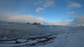 Παγετώδης λίμνη Jokulsalron κατά τη διάρκεια του Φεβρουαρίου Παγετώδης λίμνη Jokulsalron κατά τη διάρκεια του Φεβρουαρίου