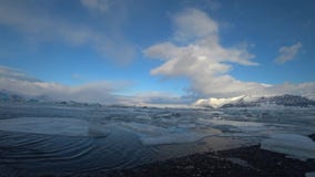 Παγετώδης λίμνη Jokulsalron κατά τη διάρκεια του Φεβρουαρίου Παγετώδης λίμνη Jokulsalron κατά τη διάρκεια του Φεβρουαρίου