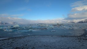 Παγετώδης λίμνη Jokulsalron κατά τη διάρκεια του Φεβρουαρίου Παγετώδης λίμνη Jokulsalron κατά τη διάρκεια του Φεβρουαρίου