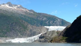 Παγετώνας Mendenhall σε Juneau Αλάσκα Μεγάλος παγετώνας που γλιστρά σε μια λίμνη με έναν καταρράκτη εκτός από το Πολύ δημοφιλής σ στοκ φωτογραφία με δικαίωμα ελεύθερης χρήσης Παγετώνας Mendenhall σε Juneau Αλάσκα Μεγάλος παγετώνας που γλιστρά σε μια λίμνη με έναν καταρράκτη εκτός από το Πολύ δημοφιλής σ στοκ φωτογραφία με δικαίωμα ελεύθερης χρήσης