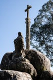 Παλαιοί σταυρός πετρών και άγαλμα του ST James στους μεγάλους βράχους γρανίτη στοκ φωτογραφίες με δικαίωμα ελεύθερης χρήσης Παλαιοί σταυρός πετρών και άγαλμα του ST James στους μεγάλους βράχους γρανίτη στοκ φωτογραφίες με δικαίωμα ελεύθερης χρήσης