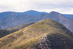 Πανοραμική άποψη των βουνών στην Ισπανία νεφελώδης ουρανός στοκ εικόνες με δικαίωμα ελεύθερης χρήσης Πανοραμική άποψη των βουνών στην Ισπανία νεφελώδης ουρανός στοκ εικόνες με δικαίωμα ελεύθερης χρήσης