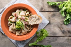 Παραδοσιακό πιάτο των ζυμαρικών Orecchiette περιοχών Apulia με τα πράσινα κραμβών και τις αλατισμένες αντσούγιες, κινηματογράφηση στοκ φωτογραφίες Παραδοσιακό πιάτο των ζυμαρικών Orecchiette περιοχών Apulia με τα πράσινα κραμβών και τις αλατισμένες αντσούγιες, κινηματογράφηση στοκ φωτογραφίες