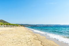 Παραλία στη Μεσόγειο σε μια σαφή ηλιόλουστη ημέρα, Ελλάδα, Halkidiki στοκ εικόνες Παραλία στη Μεσόγειο σε μια σαφή ηλιόλουστη ημέρα, Ελλάδα, Halkidiki στοκ εικόνες