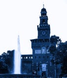 Πηγή μπροστά από το castello Sforzesco πύργων στοκ φωτογραφίες Πηγή μπροστά από το castello Sforzesco πύργων στοκ φωτογραφίες