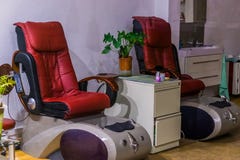 Πολυτελείς να τρίψει καρέκλες, SPA ή θεραπευτικός εξοπλισμός, χαλάρωση και υγειονομική περίθαλψη στοκ εικόνες Πολυτελείς να τρίψει καρέκλες, SPA ή θεραπευτικός εξοπλισμός, χαλάρωση και υγειονομική περίθαλψη στοκ εικόνες