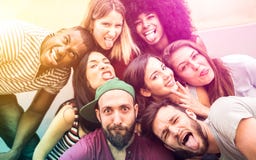 Πολυφυλετικοί millenial φίλοι που παίρνουν selfie με τα αστεία πρόσωπα - ευτυχής έννοια φιλίας νεολαίας κατά του ρατσισμού στοκ εικόνες Πολυφυλετικοί millenial φίλοι που παίρνουν selfie με τα αστεία πρόσωπα - ευτυχής έννοια φιλίας νεολαίας κατά του ρατσισμού στοκ εικόνες