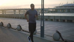 Πορτρέτο αφρικανικό αθλητικών τύπων στο ηλιόλουστο αστικό πεζοδρόμιο απόθεμα βίντεο Πορτρέτο αφρικανικό αθλητικών τύπων στο ηλιόλουστο αστικό πεζοδρόμιο απόθεμα βίντεο