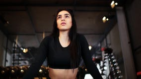 Πορτρέτο ενός ελκυστικού κοριτσιού brunette που κάνει τις διασπάσεις στη γυμναστική φιλμ μικρού μήκους Πορτρέτο ενός ελκυστικού κοριτσιού brunette που κάνει τις διασπάσεις στη γυμναστική φιλμ μικρού μήκους