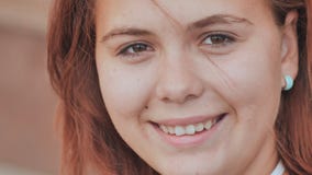 Πορτρέτο ενός 16χρονου κοκκινομάλλους χαμογελώντας κοριτσιού φιλμ μικρού μήκους Πορτρέτο ενός 16χρονου κοκκινομάλλους χαμογελώντας κοριτσιού φιλμ μικρού μήκους
