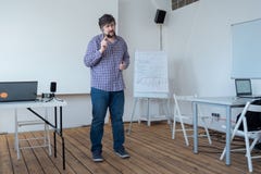 Προγραμματιστής, αρχιτέκτονας που μοιράζεται την εμπειρία του Πολιτικός τεχνικός που δίνει τα advices Πεπειραμένη διαβούλευση εργ στοκ φωτογραφία με δικαίωμα ελεύθερης χρήσης Προγραμματιστής, αρχιτέκτονας που μοιράζεται την εμπειρία του Πολιτικός τεχνικός που δίνει τα advices Πεπειραμένη διαβούλευση εργ στοκ φωτογραφία με δικαίωμα ελεύθερης χρήσης