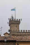 Πύργος με τη σημαία και κουδούνια πέρα από το κρατικό μουσείο του Άγιου Μαρίνου στην ομίχλη στοκ φωτογραφία με δικαίωμα ελεύθερης χρήσης Πύργος με τη σημαία και κουδούνια πέρα από το κρατικό μουσείο του Άγιου Μαρίνου στην ομίχλη στοκ φωτογραφία με δικαίωμα ελεύθερης χρήσης