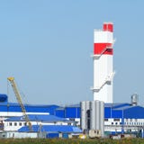Πύργος πυρκαγιάς στις εγκαταστάσεις για την επεξεργασία του παλιοσίδερου Τεράστια μηχανή ραφιναρίσματος μετάλλων εργοστασίων παλα στοκ φωτογραφία με δικαίωμα ελεύθερης χρήσης Πύργος πυρκαγιάς στις εγκαταστάσεις για την επεξεργασία του παλιοσίδερου Τεράστια μηχανή ραφιναρίσματος μετάλλων εργοστασίων παλα στοκ φωτογραφία με δικαίωμα ελεύθερης χρήσης